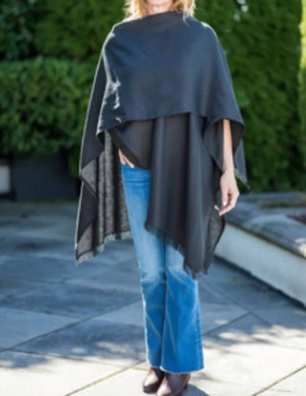 NEW CROWN LINEN women's travel wrap in black